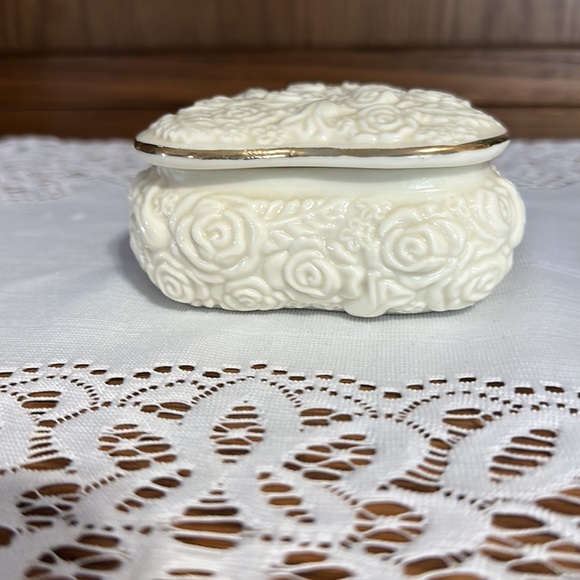 Vtg,International Silver Co. Porcelain Heart Shape White Roses BoxChristmas Gift - Picture 4 of 10